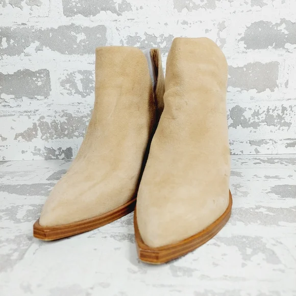 NEW Vince Camuto Gigietta Tan Suede Block Heel Pointed Toe Ankle Boots I41 - Picture 2 of 13